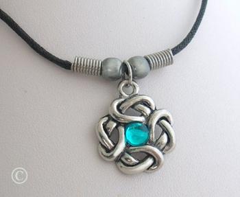 Keltiskt halsband, knut med turkos kristall!