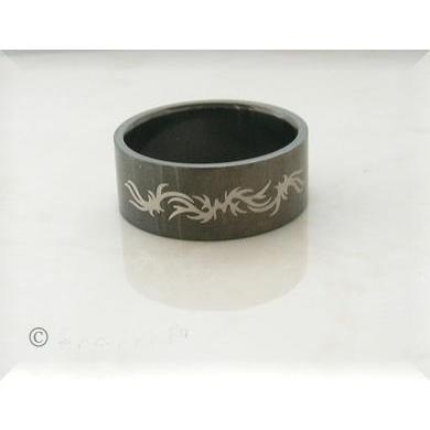 Tuff svartlackerad ring, "Fritt snyggt mönster" Innerstorlek 21.5mm