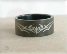 Tuff svartlackerad ring, "Free fantasy" Innerstorlek 23mm