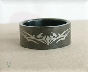 Tuff svartlackerad ring, "Free fantasy" Innerstorlek 20mm