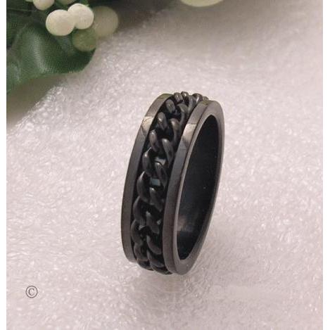 Snygg svartlackerad ring med svart inlagd kedja! Storlek 22mm.