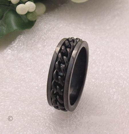 Snygg svartlackerad ring med svart inlagd kedja! Storlek 21.5mm.