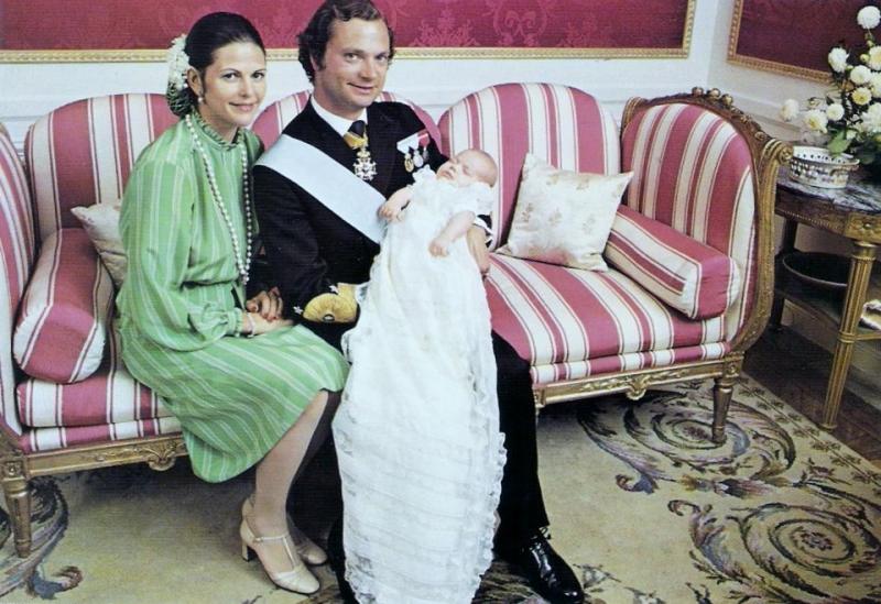  Vykort. Carl XVI Gustaf, Drottning Silvia, Prinsessan Victoria.  ULTRA kort..