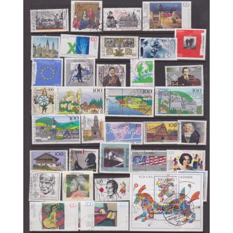 Blad stämplade frimärken åren 1995-6, bl.a konst, block, vackra stämplar, katalog ca 34 Euro.