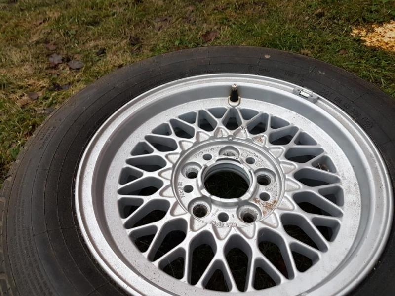 Dunlop , däck 225-60-15, med en, aluminiumfälg 