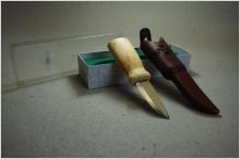 Kniv - Helle Nying - skaft i masurbjörk och läderslida