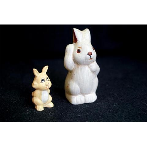 2 Miniatyrer Hare i keramik och en mindre i konstmaterial