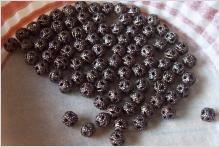 25 filigri pärlor antikkoppar färgade 4 mm