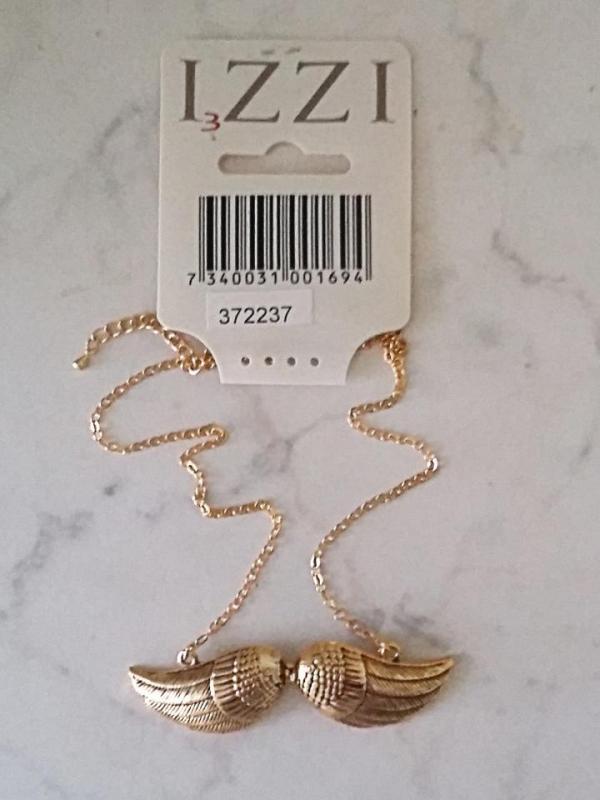 Halsband med vingar i nickelfri gulmetall. Nytt i originalförpackningen