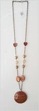 Halsband med hänge i brunt, guld och marmorerade pärlor