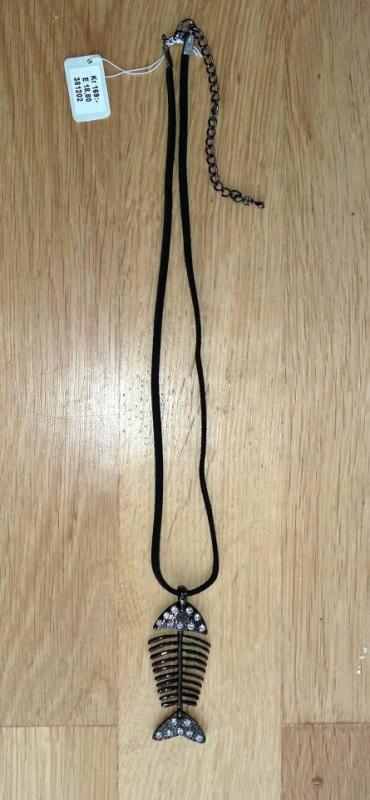Halsband med hänge i form av en fisk med strass stenar och läderband, nickelfritt