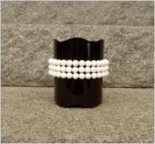 Nytt töjbart armband i 3 delar med 22 rosmönstrade pärlor i offwhite. 