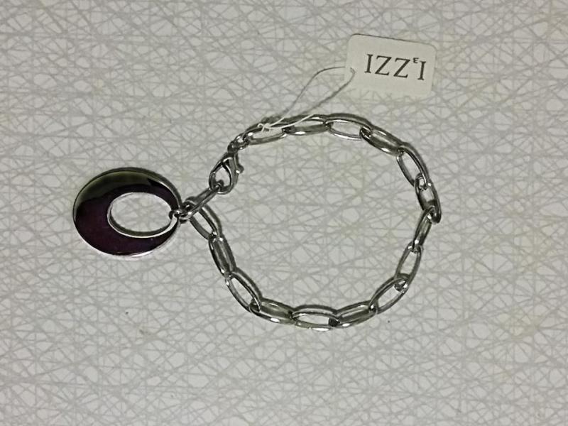 Armband i vitmetall med kedja och ovalt hänge. Nytt i originalförpackningen
