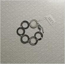 Armband i vitmetall med 6 ringar. Nytt i originalförpackningen