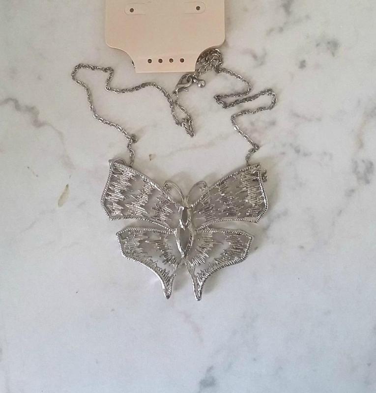 Halsband med stor fjäril, nickelfri vitmetall. Nytt i originalförpackningen