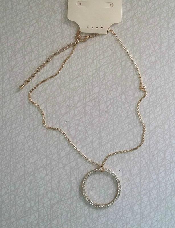 Nytt halsband i nickelfri gulmetall, hänge med strass pärlor.
