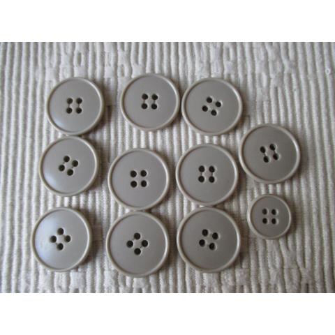 11 äldre fina ljusgrå knappar med kant 17 - 24 mm.