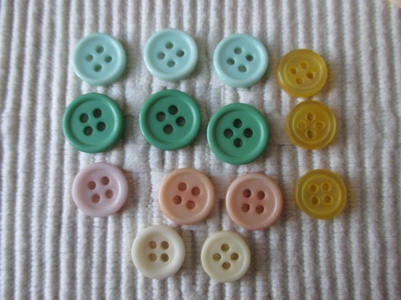14 fina knappar i glada pastellfäger 9 - 12 mm. Se bilderna. Retro vintage