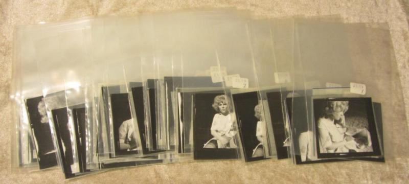 BS0520 Serie om 31 små foton i svartvitt med negativ på poserande dam 