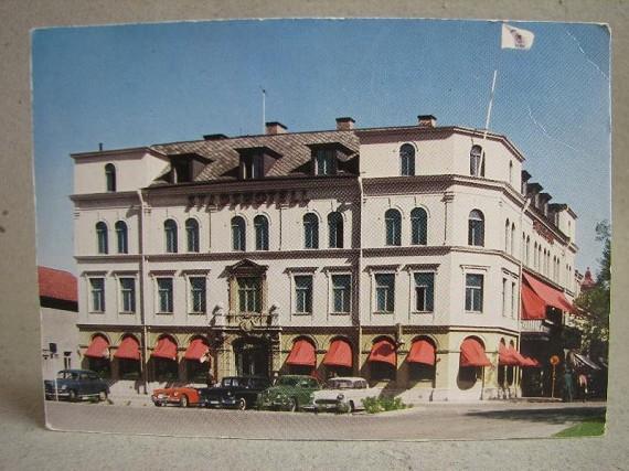 Gamla Bilar framför Stadshotellet Lidköping Västergötland skrivet äldre vykort