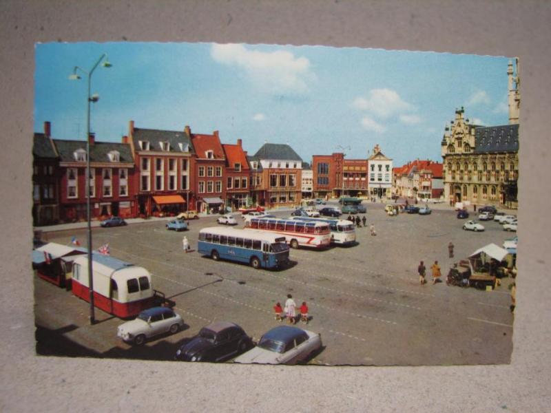 Gamla Bilar Bussar Folkliv på Markt met Stadhuis Middelburg Nederländerna 1973 Skrivet gammalt vykort