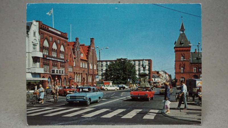 Folkliv och gamla Bilar Torget Esbjerg Danmark 1974 Danmark skrivet äldre vykort