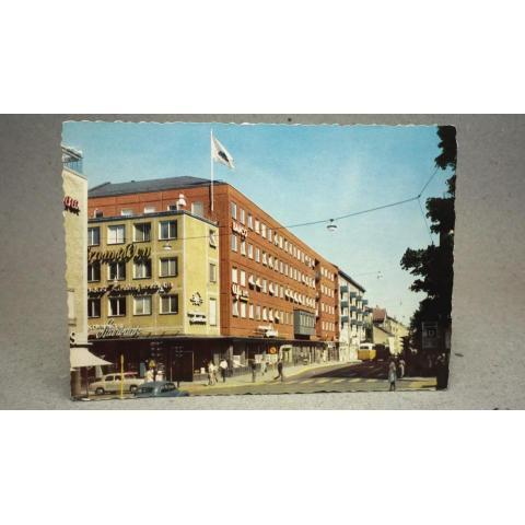 Bilar Buss vid Sparbankshuset Drottninggatan Repslagaregatan Norrköping Östergötland Oskrivet Äldre vykort