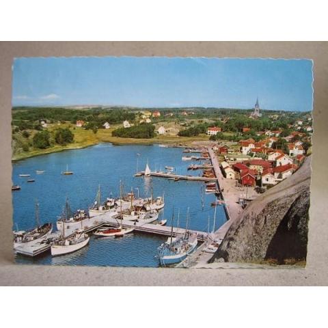 Båtar samt Vy över Grebbestad 1969 Bohuslän skrivet Äldre vykort