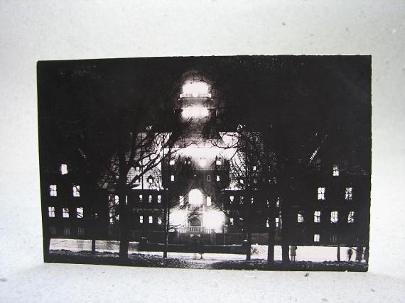 Nattbild på Rådshuset i Östersund Jämtland skrivet gammalt vykort
