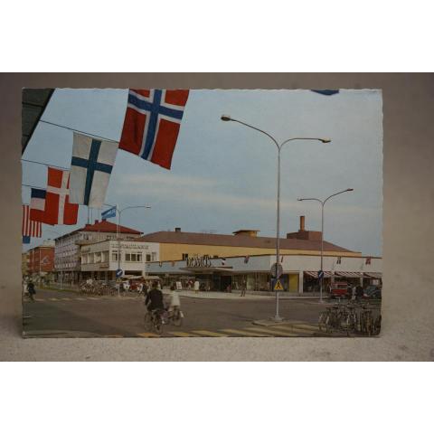 Folkliv och gamla Bilar på Storgatan Luleå Norrbotten Oskrivet äldre vykort