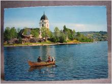Vykort oskrivet Folk i roddbåt vid Rättvik kyrka Dalarna