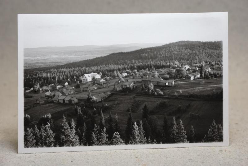 Vy över byn ( Ser ut som Norröver på husen och fjällen )    - Gammalt oskrivet vykort