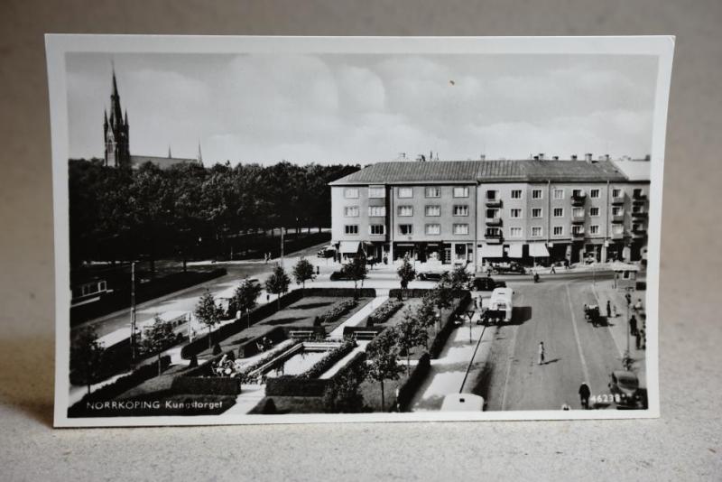 Norrköping vy bilar m.m.  vid kungstorget - Gammalt oskrivet vykort ca: 1950 - Pressbyrån