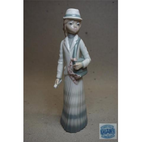 Figurin Flicka med hatt stämplad Casades porslin