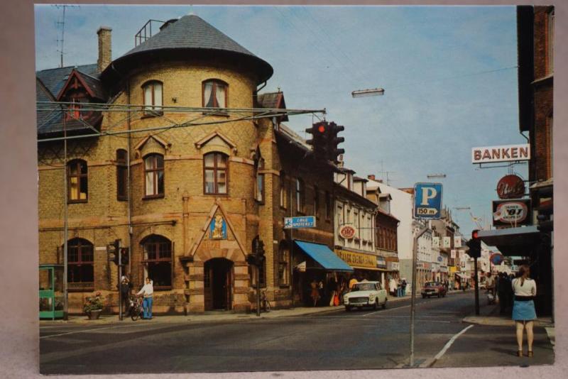 Gatuvy med bil och folkliv Fredrikshamn  Danmark - Äldre vykort 