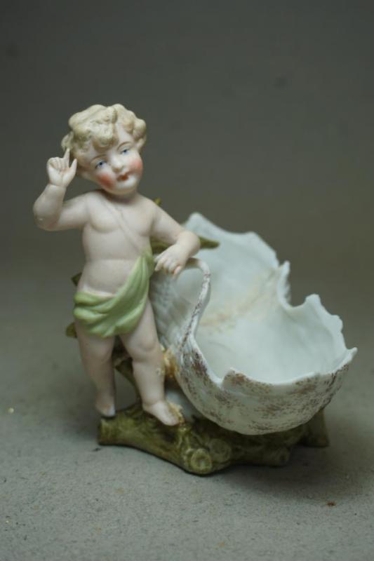 Antik Figurin Gossen med korgskål