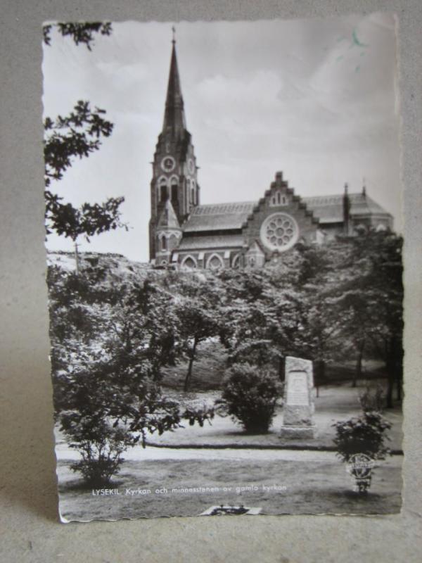 Lysekil kyrka - Bohuslän = 2 vykort 1962 - varav ett pressbyrån
