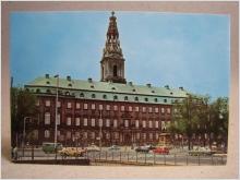 Vykort - Bilar framför Christiansborg Slott - Köpenhamn