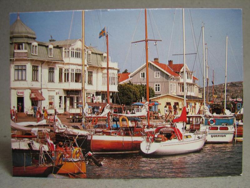 Vykort - Folkliv Båtar i Gästhamnen - Marstrand 1988