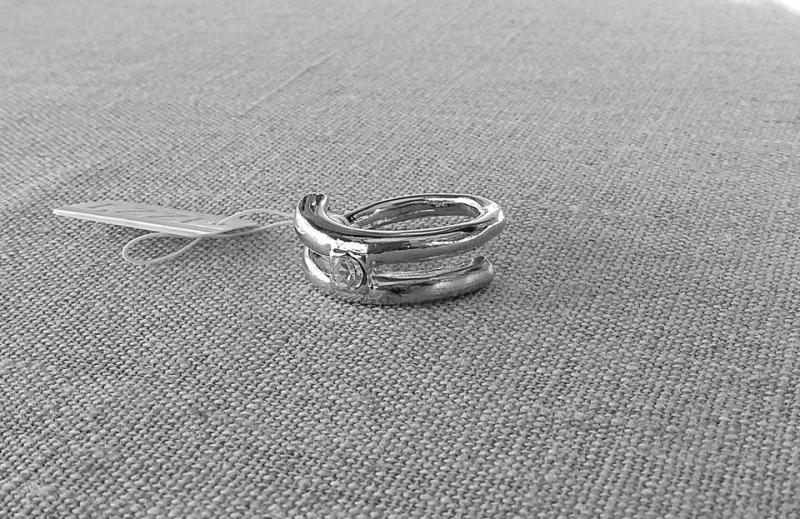 Ny silverfärgad ring i nickelfri vitmetall med strass sten, 17/S, 18/M och 19/L