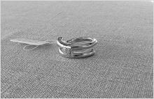 Ny silverfärgad ring i nickelfri vitmetall med strass sten, 17/S, 18/M och 19/L
