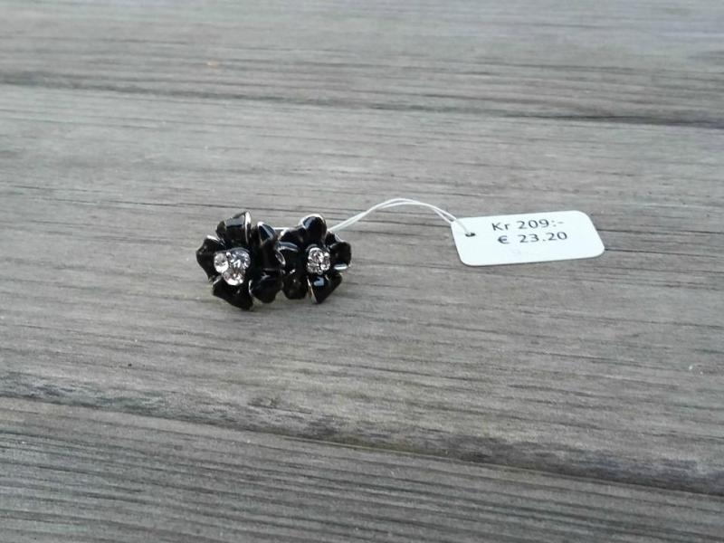 Ny söt silverfärgad ring med 2 små svarta blommor, nickelfri vitmetall, S/M eller L