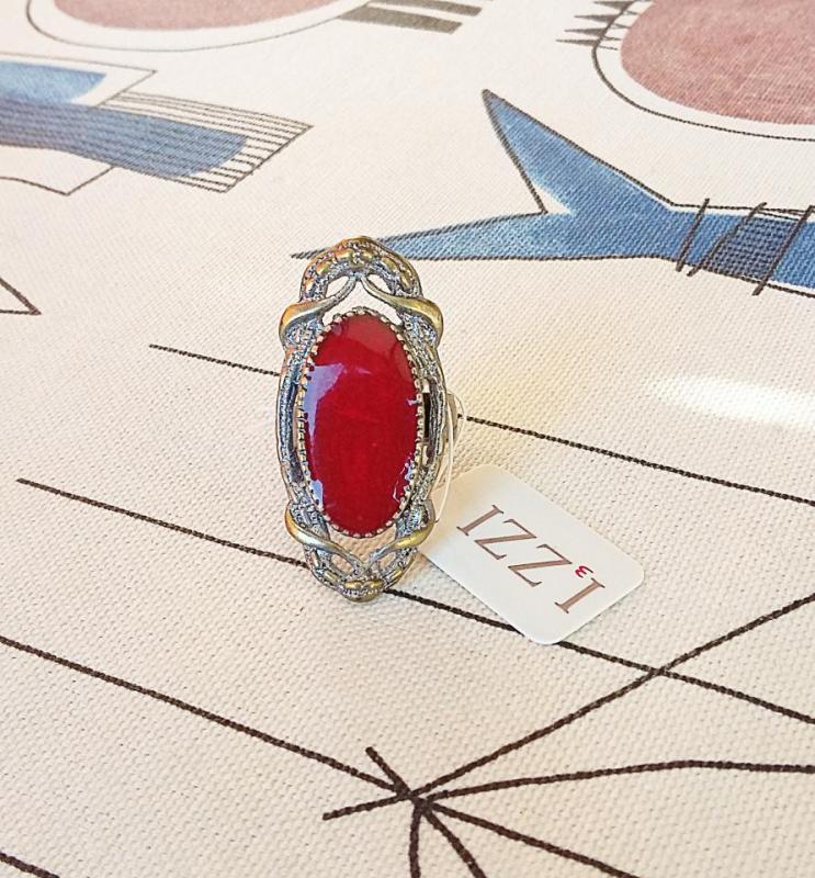 Ny silverfärgad ring med oval röd sten, nickelfri metall, S eller M