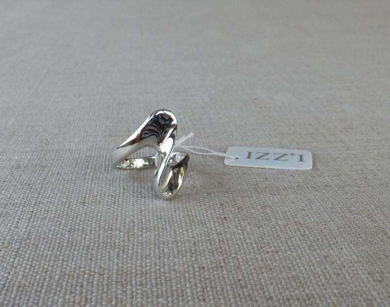 Vågmönstrad silverfärgad ring i nickelfri vitmetall, 17/S, 18/M och 19/L, ny i originalförpackningen