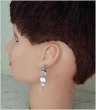 Örhängen med 4 små runda plattor och 1 strass sten, nickelfri vitmetall, för hål i öronen.