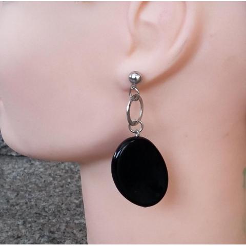 Örhängen med svarta ovala hängen, nickelfri vitmetall, för hål i öronen.
