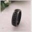 Snygg svartlackerad ring med svart inlagd kedja! Storlek 20mm.
