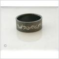 Tuff svartlackerad ring, "Fritt snyggt mönster" Innerstorlek 21.5mm