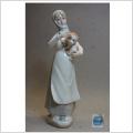 Stor Figurin 24 cm Vacker Flicka med hundvalp stämplad Casades 