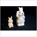2 Miniatyrer Hare i keramik och en mindre i konstmaterial